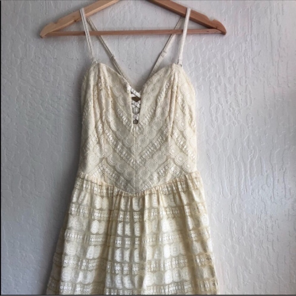 Guess lace corset dress 
In ivory color size 2 - Picture 3 of 7